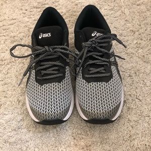 Women’s ASICS sz 7 running shoe